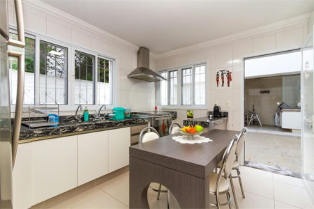 Casa Sobrado à venda com 342 m², 3 dormitórios, sendo 2 suítes, 4 vagas na Vila Mariana - São Paulo.