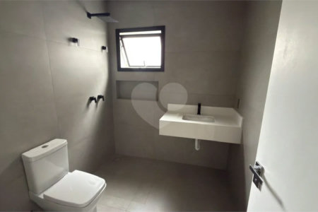 Sobrado de alto padrão no Swiss Park, totalmente reformado, com 4 suítes, piscina, elevador, espaço gourmet, 4 vagas e condomínio com lazer completo.