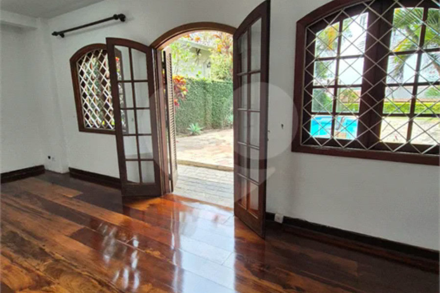 Casa com Piscina, Sauna e Edícula em Rua Arborizada no Tremembé