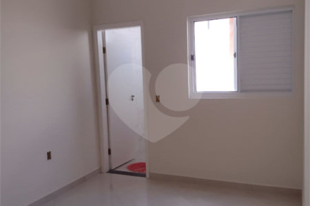 Casa Térrea com 3 dormitórios, sendo 1 suíte.