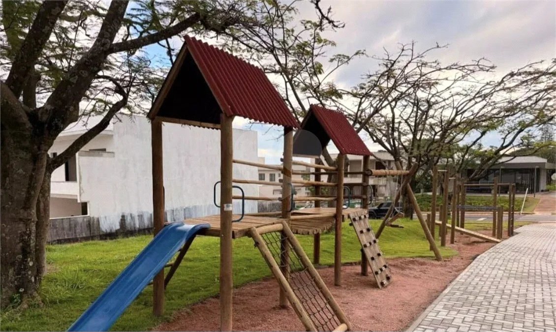 Indaiatuba - Condominio Villa Sapezal - 318 m² de Terreno - 230 m² de Área Construída - 3 suítes, sendo 1 Master com closet planejado - Sala de TV - Sala de estar integrada à Sala de jantar - Cozinha com móveis planejados - Despensa - Escritório planejado - Lavabo - Piscina com preparação para aquec