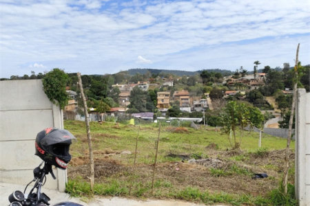 Terreno em Atibaia com 990 metros, pronto para construir, topografia declive, aceita financiamento