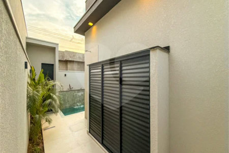 Indaiatuba - Condominio Sapezal - R$ 2.400.000,00 - Área Total 360,00 m² - Área Construída 213,32 m² - TÉRREA - 03 suítes sendo a master com closet; - Escritório; Lavabo; Cozinha com cooktop e planejados; Gourmet com churrasqueira; Ambientes preparados para ar condicionado; Piscina com cascata,