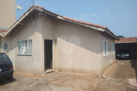 Casa Térrea com 2 dormitórios.