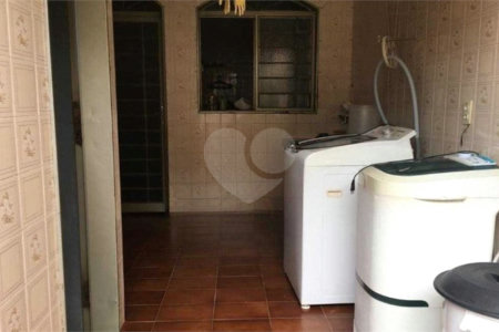 Casa térrea com 3 dormitórios, sendo 2 suítes.