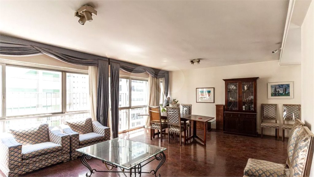 Este elegante apartamento em Higienópolis oferece 224m² de área muito bem distribuída, perfeito para quem valoriza conforto