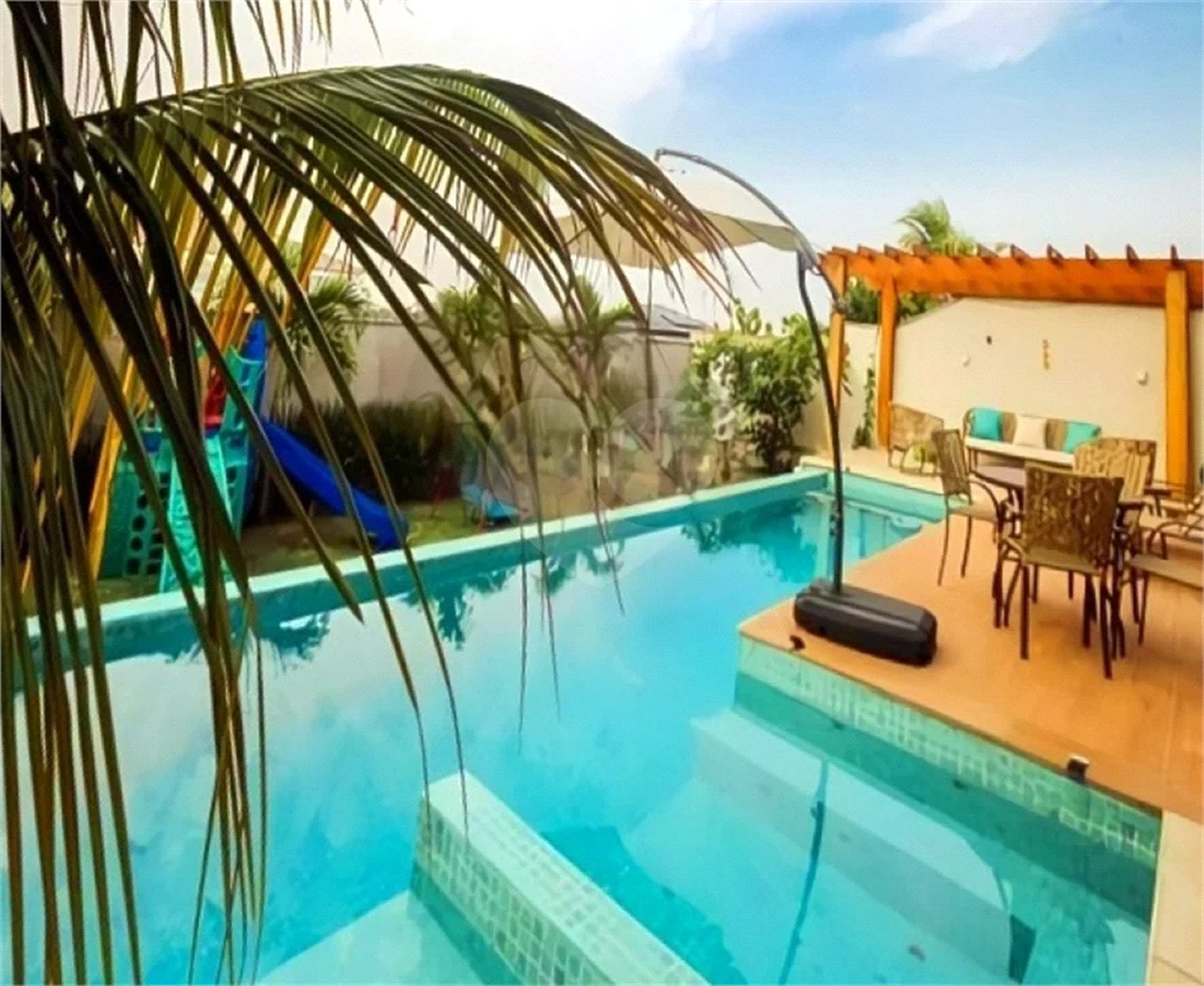 Casa de Alto Padrão em Condomínio com 4 suítes.