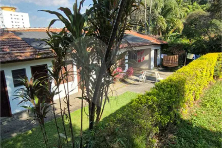 Casa com Piscina, Sauna e Edícula em Rua Arborizada no Tremembé