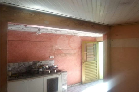 Casa Térrea com 3 dormitórios.