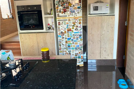 Casa Térrea com Acabamento em Tijolo Aparente e Quintal Amplo - Próximo ao Shopping Iguatemi