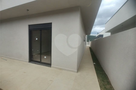Casa exclusiva em Atibaia de alto padrão com 3 suítes, piscina, espaço gourmet, condomínio fechado, aceita financiamento