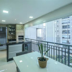 Espaço, conforto e uma localização privilegiada fazem deste apartamento mobiliado no Baeta Neves, em São Bernardo do Campo, uma excelente opção para seu novo lar. Com 118 m², três dormitórios e quatro banheiros, o imóvel oferece ambientes amplos para acomodar a família e receber amigos com comodidad