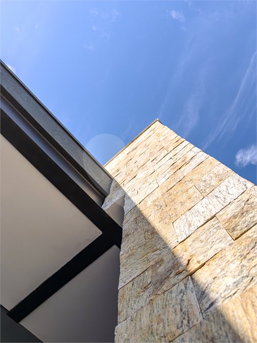 Indaiatuba - Quintas da Terracota - 1252 m² de terreno - casa térrea com 514 m² de área construída -3 vagas de garagem cobertas e 3 descobertas Lavabo - Sala de estar e jantar amplas e integradas - Escritório privativo - Cozinha toda equipada com geladeira, forno, micro-ondas, lava-louças,