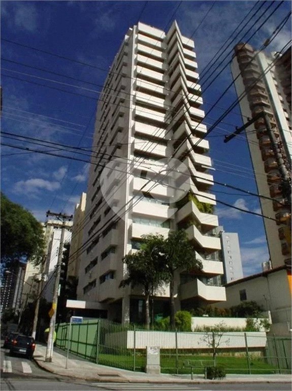 Apartamento 192m² à venda na Aclimação com 3 suítes e 3 vagas.