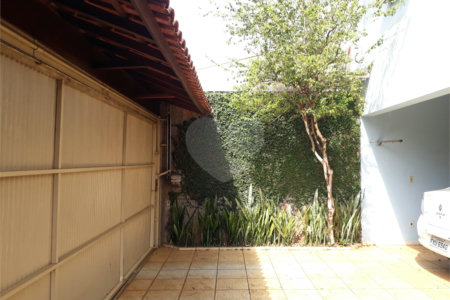 Sobrado com quintal amplo e arborizado a venda