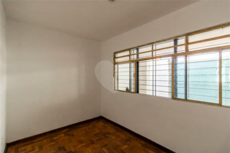 Casa à venda em Moema de 280m² com 4 dormitórios, sendo 1 suíte e 2 vagas de garagem.