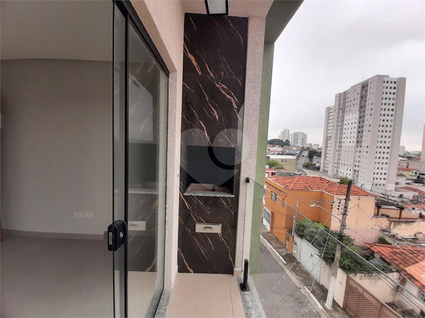 Apartamento com 44m2, 2 quartos, banheiro, sala integrada à cozinha, varanda gourmet e 1 vaga
