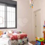 Sua oportunidade única na Vila Gumercindo! Casa espaçosa de 257m² com 4 dormitórios (sendo 2 suítes), 2 vagas de garagem e excelente localização, venda.