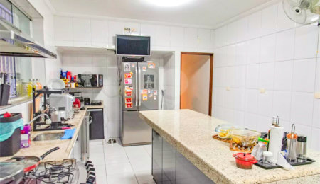 Sobrado à venda com 4 quartos, sendo 3 suítes,  em Cambuci, São Paulo, SP