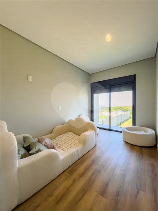 Indaiatuba - Condominio Villa Sapezal - 318 m² de Terreno - 230 m² de Área Construída - 3 suítes, sendo 1 Master com closet planejado - Sala de TV - Sala de estar integrada à Sala de jantar - Cozinha com móveis planejados - Despensa - Escritório planejado - Lavabo - Piscina com preparação para aquec
