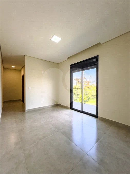 Indaiatuba - Condomínio Milano - Sobrado - 350 m² de terreno - 240 m² de área construída - 4 vagas de garagem, sendo 2 cobertas - Salas de estar e jantar integradas - 3 suítes com closet e varanda no pavimento superior - Escritório no térreo - Espaço gourmet com churrasqueira - Banheiro externo