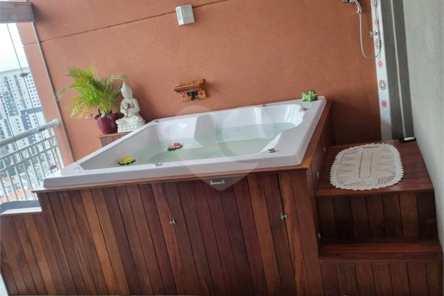 Apartamento em cobertura na Vila Prudente com 2 dormitórios, 1 suíte, 2 sacadas e hidromassagem.