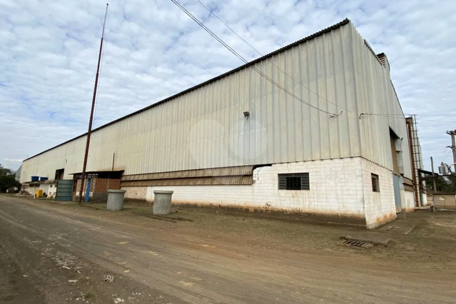 Galpão industrial à venda ou para locação na beira da Rodovia Hermínio Petrin - SP 308.