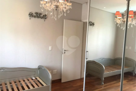 Apto 220 metros no Campo Belo. varanda, 5 vagas, 3 suítes. Visite