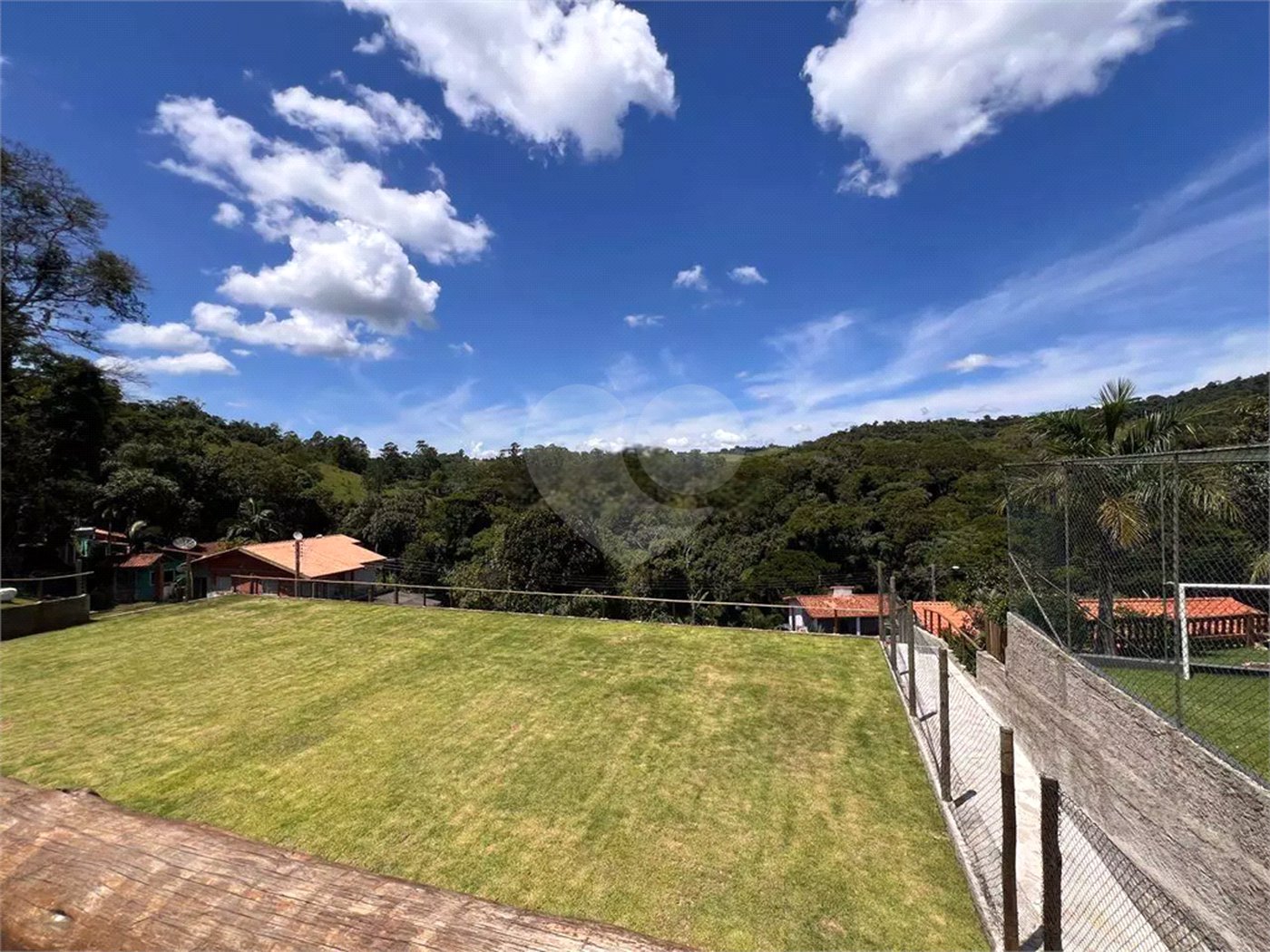 Chácara com excelente infraestrutura, contendo casa com 8 dormitórios, 900 m² de área construída, área total de 3000m², piscina adulto e infantil, churrasqueira, quadra gramada de futebol - Rio Acima - Atibaia/SP 900 m² Área construída 3.000 m² Área do terreno