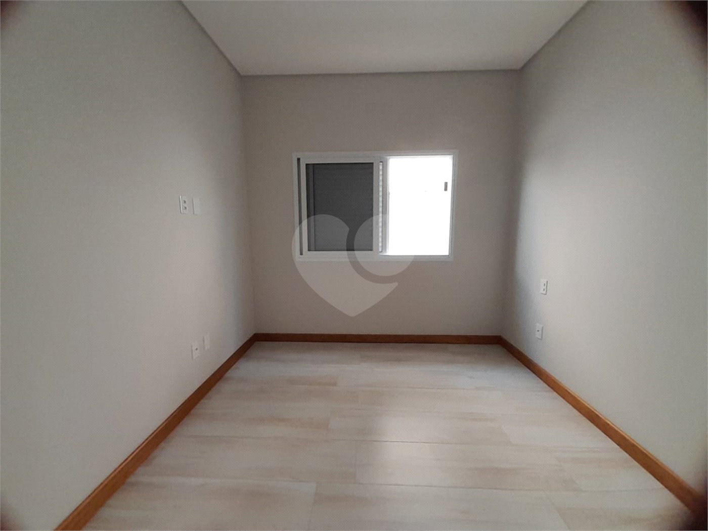 Belíssima Casa à Venda no Condomínio Damha IV