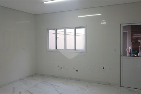 Sobrado novo com 3 suítes, 4 vagas, espaço gourmet com churrasqueira, jardim de inverno e acabamento premium. Conforto, modernidade e sofisticação.