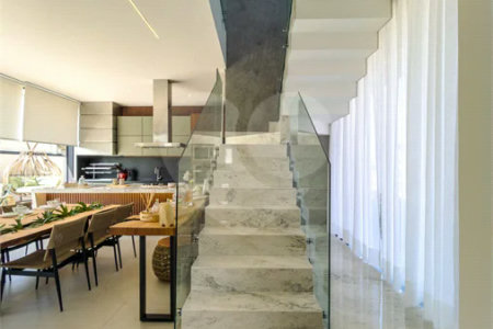 Indaiatuba - Condominio Villa Sapezal - 318 m² de Terreno - 230 m² de Área Construída - 3 suítes, sendo 1 Master com closet planejado - Sala de TV - Sala de estar integrada à Sala de jantar - Cozinha com móveis planejados - Despensa - Escritório planejado - Lavabo - Piscina com preparação para aquec