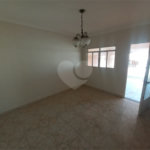 Casa térrea com 2 dormitórios.