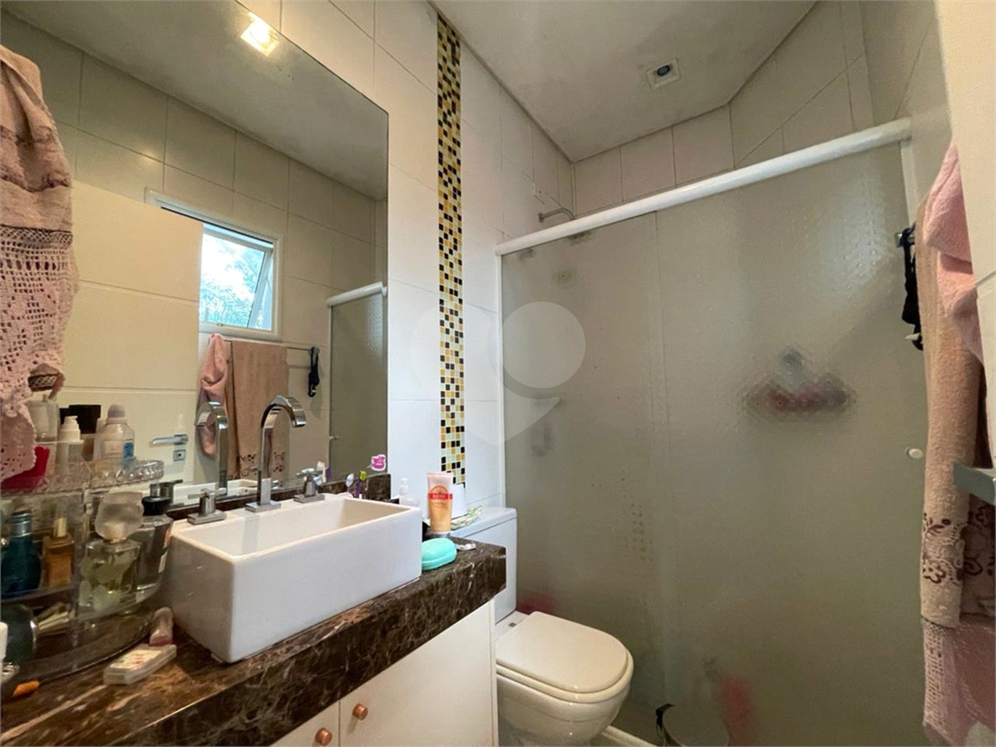 Casa com 4 quartos em condomínio fechado com piscina