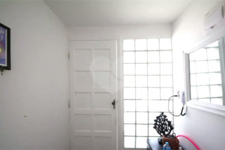 Casa à venda no Campo Belo de 200 metros quadrados, com 3 casas no terreno.