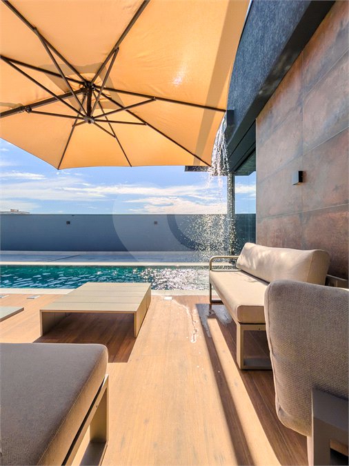 Indaiatuba - Quintas da Terracota - 1252 m² de terreno - casa térrea com 514 m² de área construída -3 vagas de garagem cobertas e 3 descobertas Lavabo - Sala de estar e jantar amplas e integradas - Escritório privativo - Cozinha toda equipada com geladeira, forno, micro-ondas, lava-louças,
