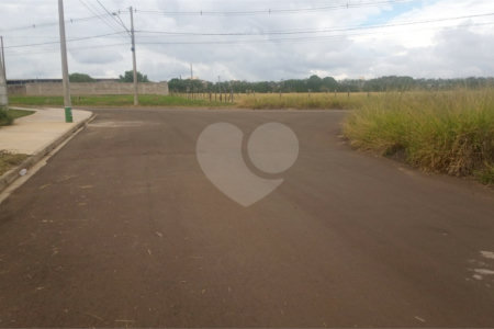 Lote no Jardim do Bosque, aceita financiamento ou aquisição de terreno e construção .