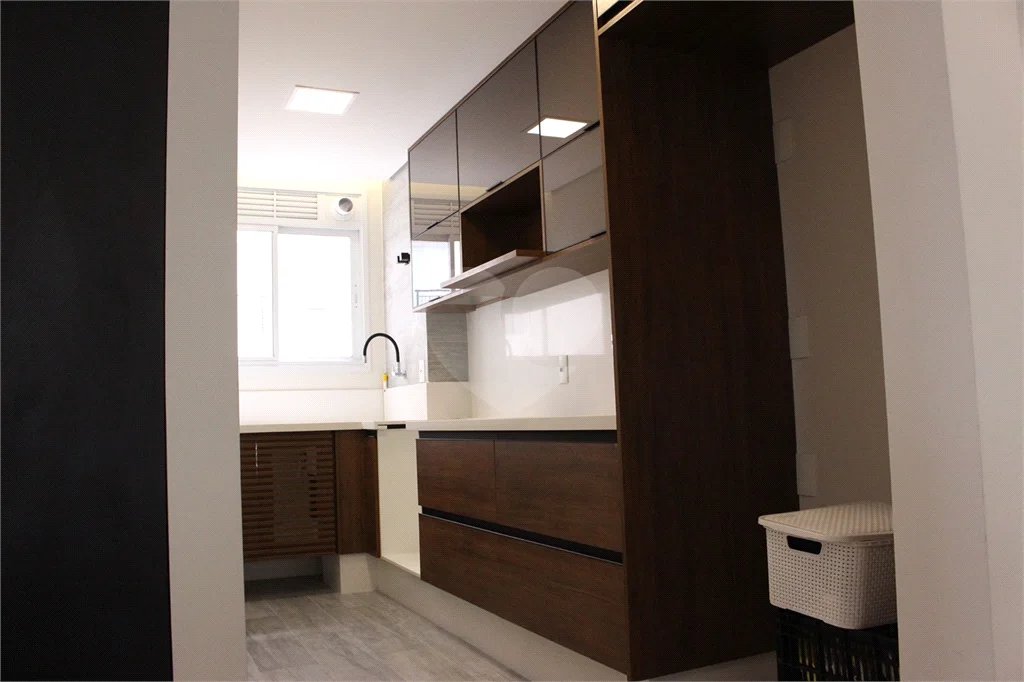 Apartamento 2 dormitórios, 1 suíte, 2 banheiros e 1 vaga de garagem.