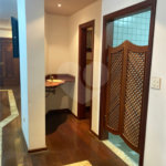 Casa Térrea com Acabamento em Tijolo Aparente e Quintal Amplo - Próximo ao Shopping Iguatemi
