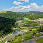 Casa térrea 3 dormitórios (3 suítes), espaço gourmet, piscina, 2 vagas garagem, condomínio fechado com ampla área lazer