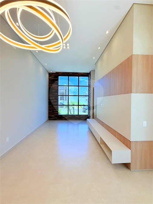 Casa térrea com 3 suítes no Condomínio Residencial Viena em Indaiatuba-SP - Acabamento de alto padrão - R$ 1.690.000,00 - AT 250 m² - AC 158 m² - 3 suítes,, sendo 1 suíte master com closet - Sala para dois ambientes (estar e jantar) - Cozinha planejada com ilha cooktop, forno elétrico e micro-ondas,