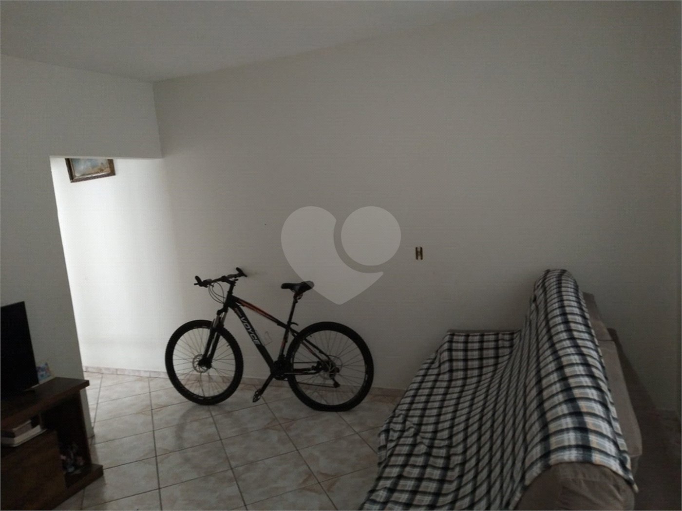Casa térrea com 2 dormitórios, sendo 1 suíte.