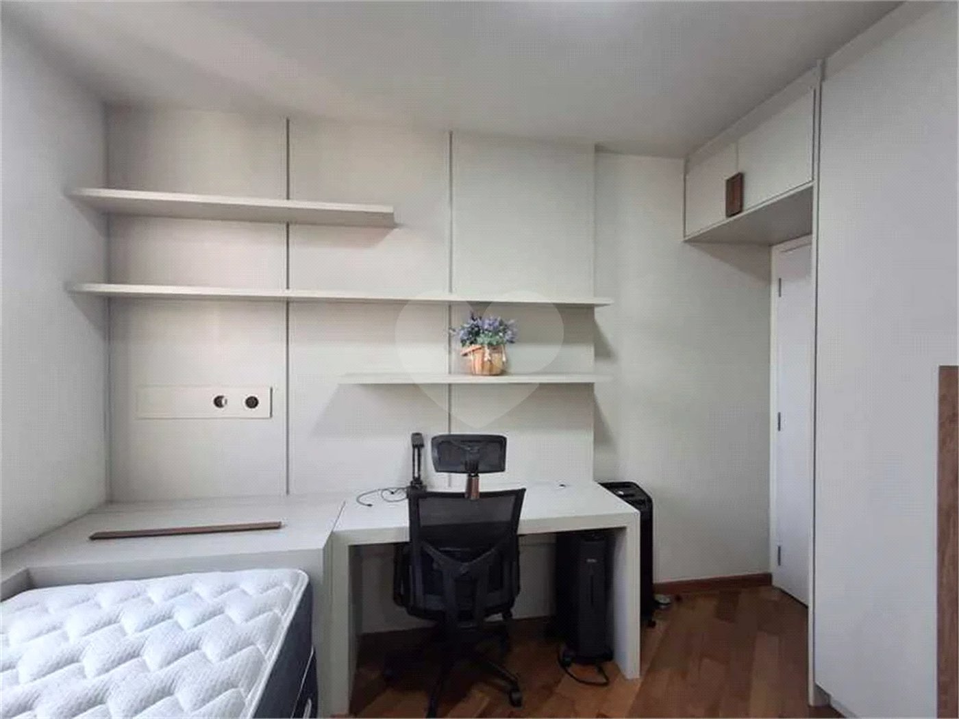 Apartamento totalmente decorado em Moema com 70 m2 , 2 quartos, 2 suítes e 2 vagas, ambientes com ar condicionado.