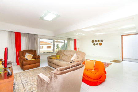 Casa Sobrado à venda com 342 m², 3 dormitórios, sendo 2 suítes, 4 vagas na Vila Mariana - São Paulo.
