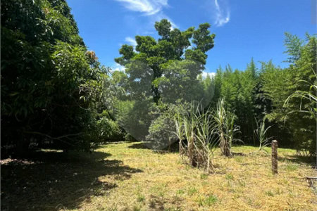Excelente oportunidade no condomínio Vale das Laranjeiras, em Indaiatuba/SP. - R$ 1.850.000,00 - Terreno de 3.000 m²), com frente de 50 metros, proporcionando diversas possibilidades de projeto. O lote possui ótima localização dentro do condomínio, rodeado de natureza e com fácil acesso