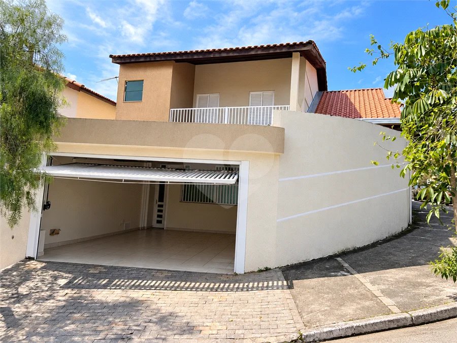 Sobrado com 4 dormitórios, 2 suítes, closet, varandas, escritório, jardim de inverno, espaço gourmet com churrasqueira e fogão a lenha e 3 vagas.
