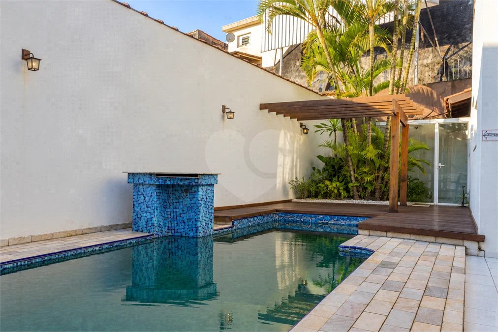 Casa à venda com 6 dormitórios, 3 suítes, piscina, área gourmet, hidromassagem, lareira, varanda e 6 vagas de garagem. Conforto e lazer para toda a família!
