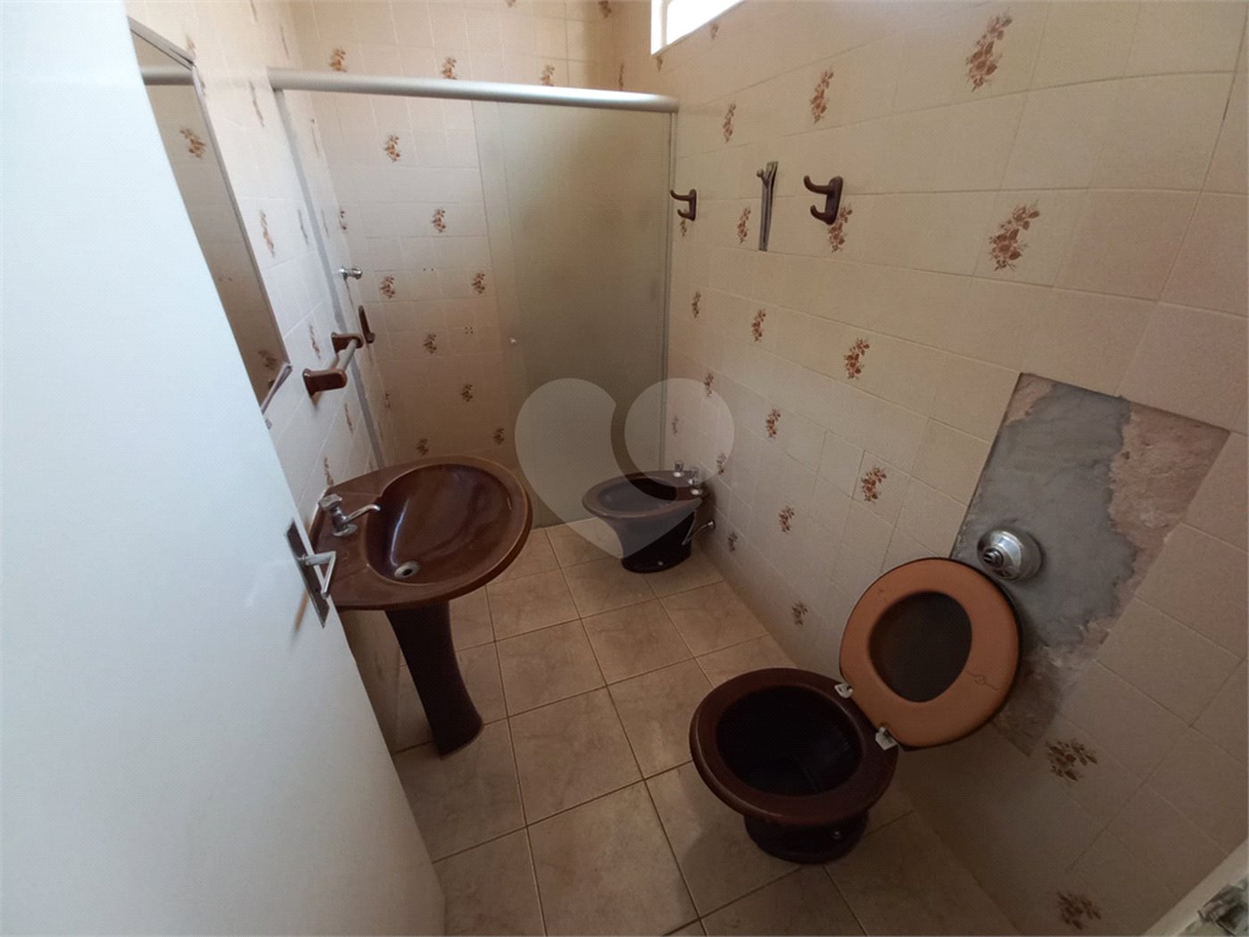 Casa Térrea com 3 dormitórios, sendo 1 suíte.