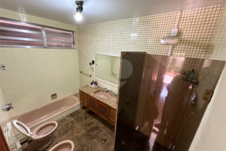 Casa à Venda no Bosque da Saúde com 271m², 3 Dormitórios, 1 Suíte e 4 Vagas