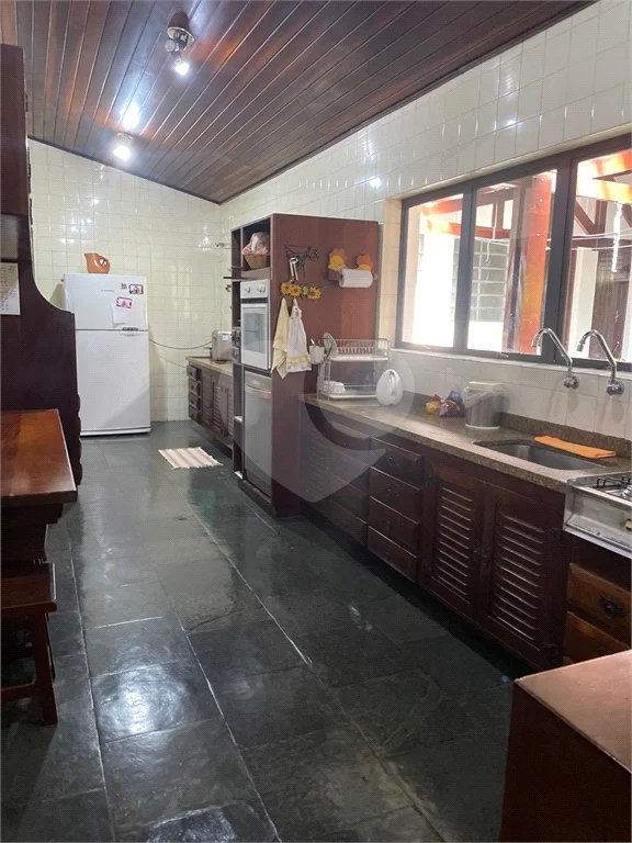 Casa à venda, 742 m², com piscina, 5 suítes, em Embu das Artes